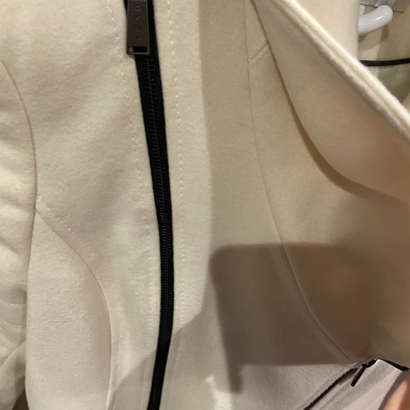 DKNY cream jacket size 8. This jacket has been worn but In excellent condition. - Picture 3 of 6